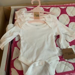 NWT Chick Pea Essentials 4 pack basic newborn bodysuits